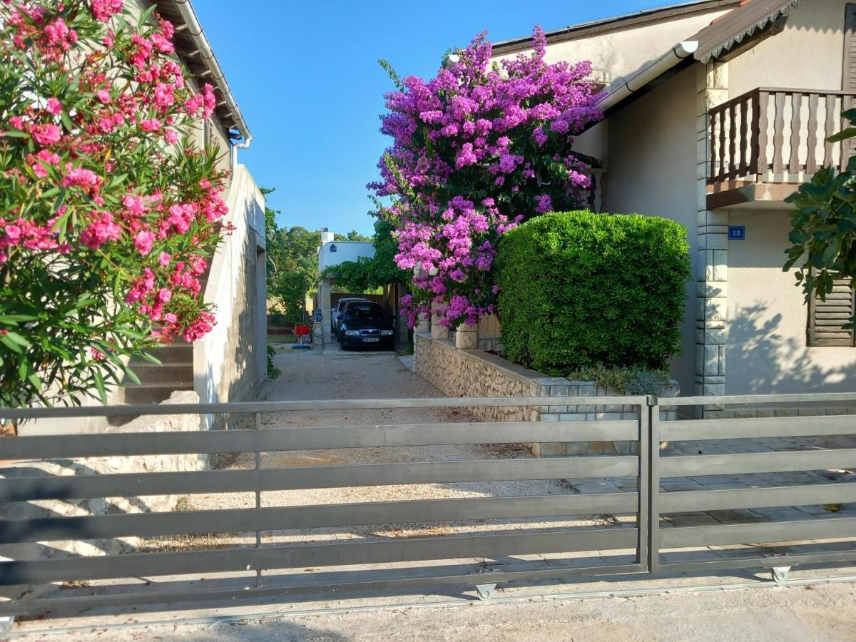 Familien Ferienhaus Vir Croatia 150M Strand Restaurant Einkaufen Bagian luar foto